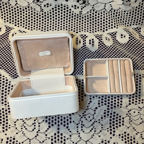 Gorjana "Go To" Jewelry Case NWOT w/ new surprise earrings inside :) - Picture 8 of 9